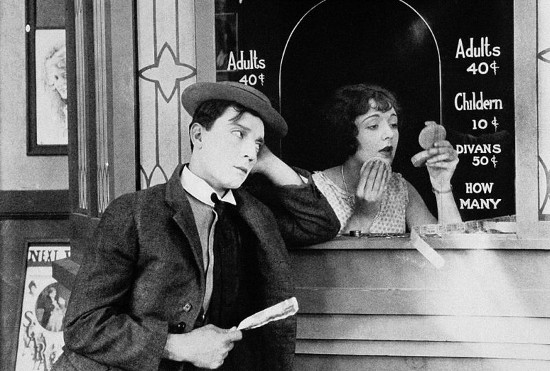 Buster Keaton elokuvassa Kovaa kyytiä ja kaunokaisia